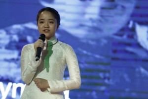 Học sinh Hà Nội trổ tài nói tiếng Anh, truyền cảm hứng về cởi bỏ rào cản cho phụ nữ